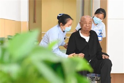 设立养老服务师职业资格，让